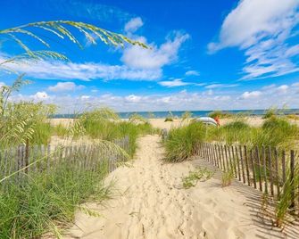 Sojourn on the Bay 2 BR Private Beach Access - Norfolk - Strand