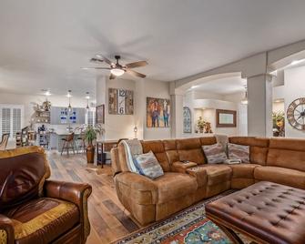 Runaway Bay Chandler - Sun Lakes - Living room