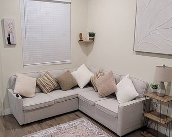 New Charming 2-bedroom Casita in nice El Centro with WiFi, AC - El Centro - Stue