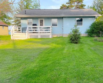Cozy 3 bedroom, 1 bath home on Beaver Dam Lake - Beaver Dam - Huiskamer