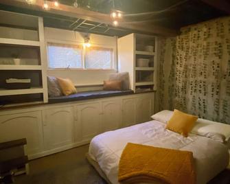 Charming 3-bedroom house with WiFi and AC in tranquil Rockford, great location! - Rockford - Habitación