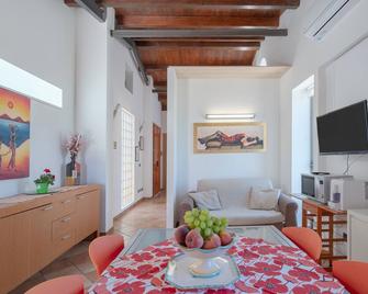 Villa Verdemare Rubino - Reitani - Comedor