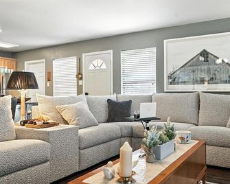 Apartment in the Country: Private Ranch Retreat - Sweetwater - Living room