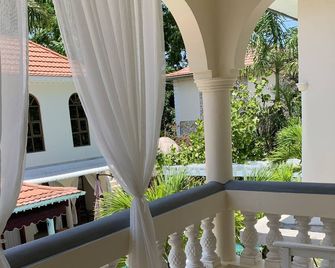 Rayon Hotel - נגריל - מרפסת