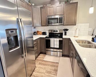 Modern Style King Bed Free Wi-Fi With Garage - Spokane Valley - Kitchen