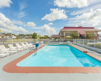 Super 8 by Wyndham Tifton - Tifton - Uima-allas