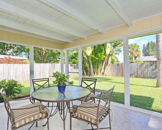 2 Miles to #1 Beach Siesta Key - Sarasota - Patio