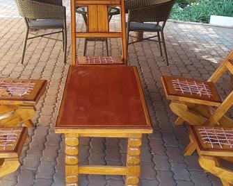 Tintech Bed & Breakfast - Francistown - Patio