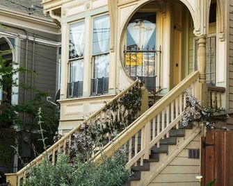B-Love's Guest House - Oakland - Exterior
