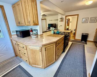 Cozy River Retreat-Gorgeous river views! - Franklin - Cocina