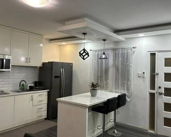 2 bedroom Tranquil Retreat - Port of Spain - Kitchen