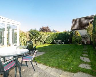 Rainbow Cottage - sleeps 5 guests in 3 bedrooms - Thorpeness - Patio