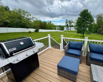 Ultimate Lakeside Getaway on 5 Acres - Private Dock, Kayaks, Fire Pit - Sleeps 9 - Newburgh - Balcone