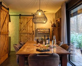 Lodge in een bosrijke omgeving met Hottub & Sauna - Rheezerveen - Comedor
