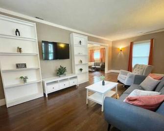 Sleep 8, 15 min to Indy! Beautiful Home/Quiet Area - Greenwood - Living room