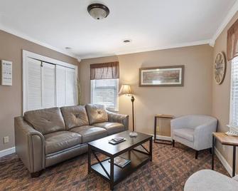 Country Guest Home with Private Hot Tub - Goodlettsville - Living room