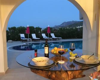 Luxury villa and private pool with spectacular mountain background and sea views - Lápithos - Ресторан