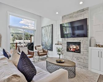 The Alpine Escape By Samsara Resort Top View Downtown 4br & 3bth - كانمور - غرفة معيشة