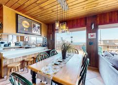 Pelican Harbor - Rockaway Beach - Dining room