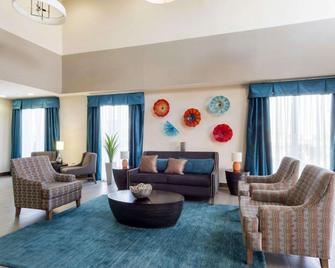 Quality Inn & Suites - Victoria - Living room