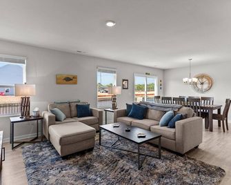 Coastal Eve Retreat-pets, fenced yard, beach gear, and more! - Southport - Huiskamer