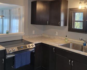 Cottage On The Canal - An All Seasons Getaway - Waterford - Lake Tichigan - Waterford - Kitchen