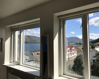 Nice Holiday Apartment, Centrally Located With Spectacular Sea And Mountain View - Akureyri - Balcón