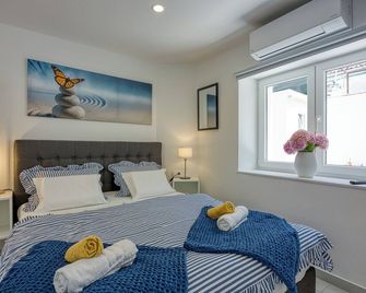 مالي لوسينج سمر بريز - مالي لوسينج - غرفة نوم