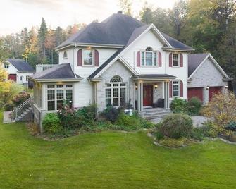 4 bedroom cottage with hot tub, heated pool, lake access, fire pit and game room - Stanstead - Edificio
