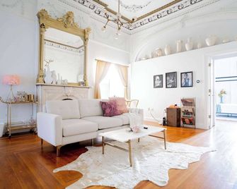 Walk to Stadiums & Downtown, Jet Tub, Historic Apt - Covington - Living room