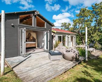 Kereru - Waiheke Holiday Home - Surfdale - Building