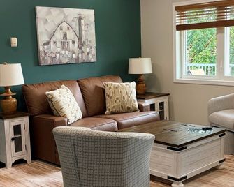 Cozy Country Bungalow about 5 minutes from Sylvan Lake! - Sylvan Lake - Salon