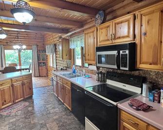 Minutes from Lake of The Woods, on Rainy River beautiful year round home! - Baudette - Kitchen