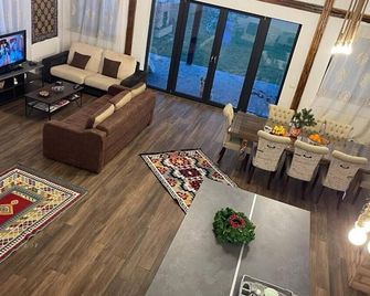 Cozy guest house by the lake - Piatra Neamţ - Living room