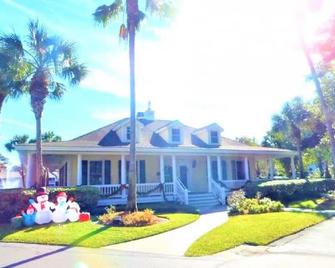 D7 screened porch welcoming and cozy Downstairs neat and ready for your arrival - Saint Simons - Building