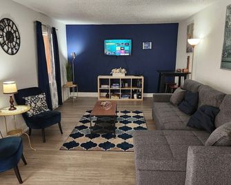 Beautiful 2-Bedroom Condo Near Universal and other Orlando Attractions, King Bed & Wi-Fi - Orlando - Living room