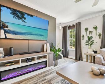 New 3BR w King Beds, Pool, Modern Elegance - Tampa