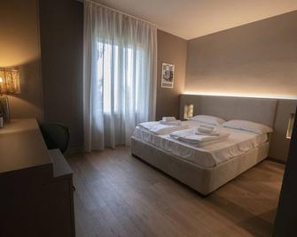 Tosa Welcome - Imola - Schlafzimmer