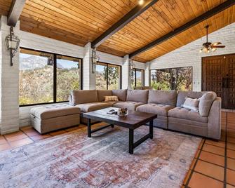 Breathtaking Views of National Park (10 minutes from Sequoia!) - Three Rivers - Living room