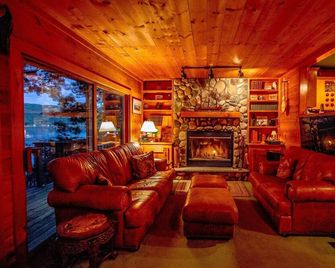 Direct Lakefront Cottage with Hot Tub - Branchport - Lounge