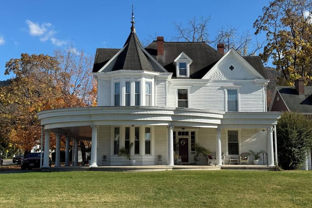Blue Ridge Abbey Bed and Breakfast - Buena Vista - Bâtiment