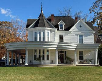Blue Ridge Abbey Bed and Breakfast - Buena Vista - Building