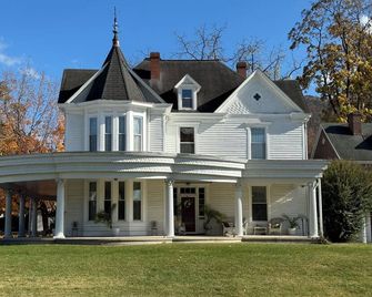Blue Ridge Abbey Bed and Breakfast - Buena Vista - Bâtiment