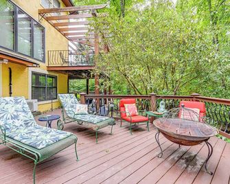 'Chateau on Compass Creek' Hayesville Apartment! - Hayesville - Balcón