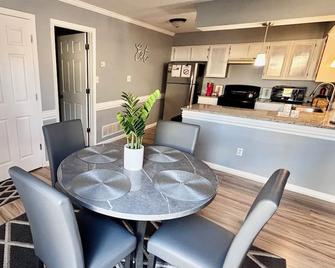 Cozy,Safe, Tanger Townhome 2 minutes from shopping - Southaven - Dining room