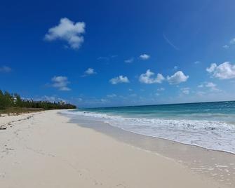 Cozy 1-bedroom condo in charming Coral Beach with WiFi, AC, 5 min walk to beach, - Freeport - Plaża