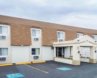 Super 8 by Wyndham Bangor - Bangor - Bangunan
