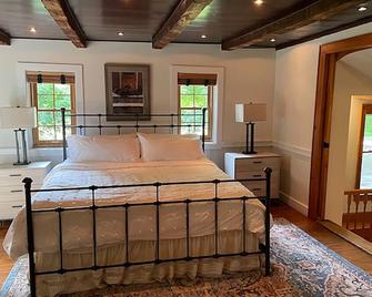 Cheerful Circa 1700 3 Bedroom Farmhouse - هايد بارك - غرفة نوم