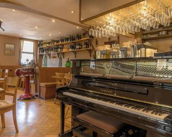 Weinhotel des Riesling Zum Grünen Kranz - רודסהיים אם ריין - בר