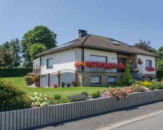 Modern, cozy non-smoking apartment in Bütgenbach with a view of the lake - Butgenbach - Building